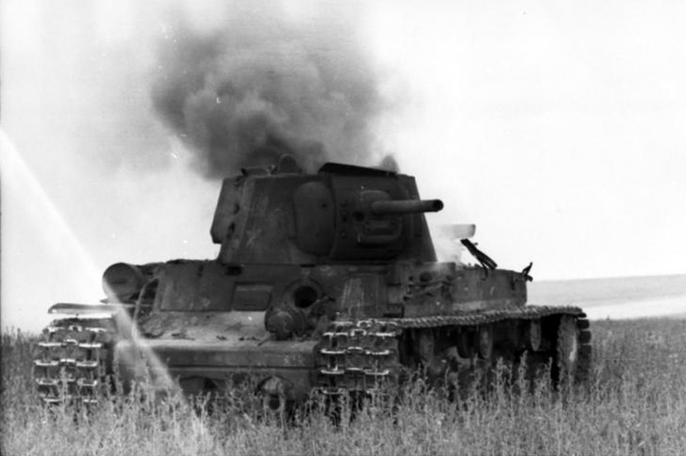 Подбитый и загоревшийся советский тяжелый танк КВ-1